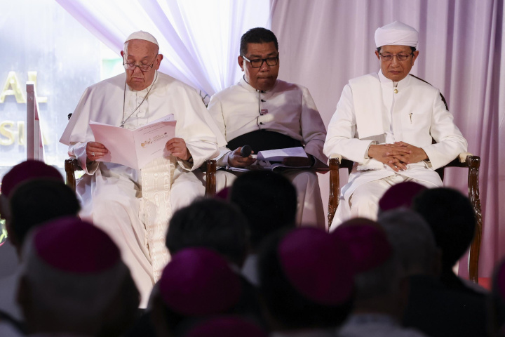 Francesco nella Moschea di Jakarta (Ajeng Dinar Ulfiana/Pool Photo via AP)